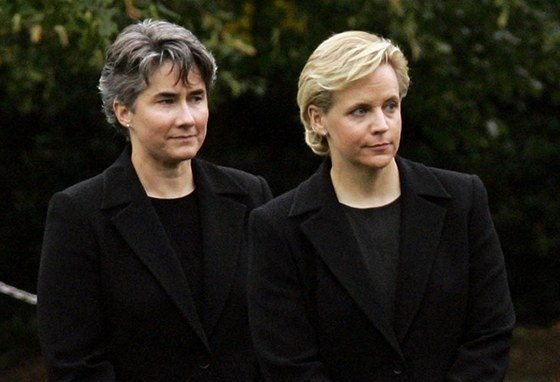 Dcera bývalého amerického viceprezidenta Cheneyho Mary (vpravo) si vzala