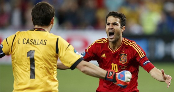 JE TO TAM! Branká Casillas jde gratulovat Cesku Fabregasovi k penalt, která...