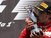 S TROFEJ. Fernando Alonso dr cenu pro vtze Grand Prix Evropy. 