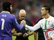 KAPITNI. Petr ech a Cristiano Ronaldo ped tvrtfinle Eura ve Varav