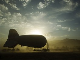 Písená boue si pohrává se vzducholodí americké armády v afghánské provincii...