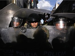 Bolivijtí policisté se v centru metropole La Paz pipravují na stet s...