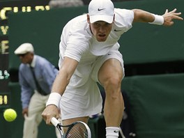 DINA. Tom Berdych v utkn prvnho kola Wimbledonu proti Ernestsi Gulbisovi.