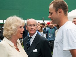 KRÁLOVSKÉ SETKÁNÍ. Americký tenista Andy Roddick mluví s vévodkyní z Conrwallu...