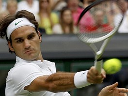 SUVERÉN. Roger Federer odehrál utkání druhého kola Wimbledonu také ped zraky...