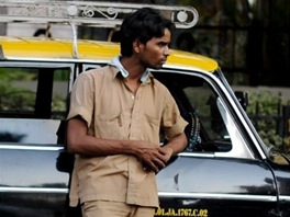 Taxik ped kriketovm stadion v indick Bombaji