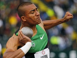 Ashton Eaton v koulaském sektoru pi americké olympijské kvalifikaci v Eugene. 