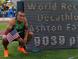 Ashton Eaton pózuje s hodnotou svého svtového rekordu v desetiboji - 9 039...