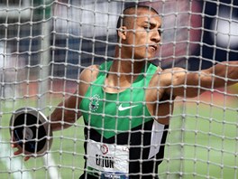 Ashton Eaton v diskaském kruhu pi olympijské kvalifikaci v Eugene. 