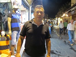 Majitel stnku s obleenm na run Sokratov ulici Kotsifos Nikolaos zlevnil