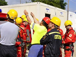 Hasiské cviení lezc na nové osmnáctipodlaní výkové budov v Olomouci.