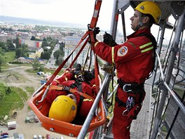 Hasiské cviení lezc na nové osmnáctipodlaní výkové budov v Olomouci.