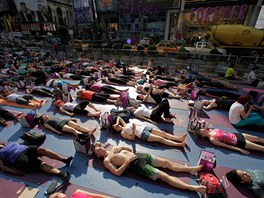 Tisíce stoupenc jógy pivítaly na newyorském Times Square letní slunovrat...