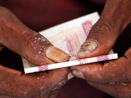 Uprchlík z msta Sittwe drí finanní píspvek od buddhistických mnich. Barmu...