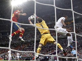 MÍ V BEZPEÍ. panlský gólman Iker Casillas stahuje ze vzduchu portugalský...