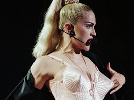 Madonna bhem turné Blond Ambition v roce 1990