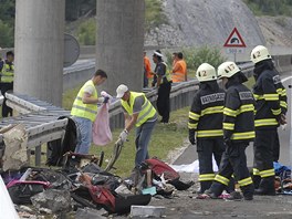 Trosky eskho autobusu, kter havaroval na chorvatsk dlnici A1 nedaleko