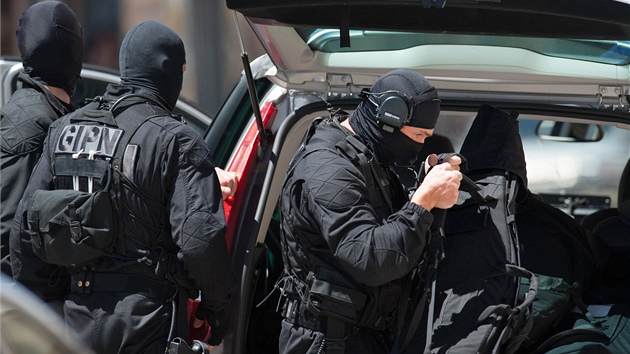 Francouzsk policie zasahuje u pepaden banky v Toulouse (20. ervna 2012)