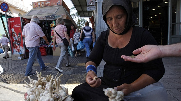 Prodavaka esneku na trhu v Aténách