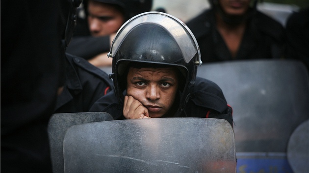 Egypttí policisté steí demonstranty v centru Káhiry (19. ervna 2012)