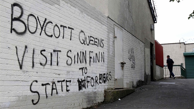 Ne vichni jsou z krlovniny nvtvy naden. Graffiti v ulicch Belfastu, kter vyzv k jejmu bojkotu. (27. ervna 2012)