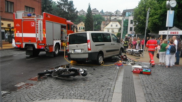 Motorká zstal zaklínný pod dodávkou, museli ho vyprostit hasii.