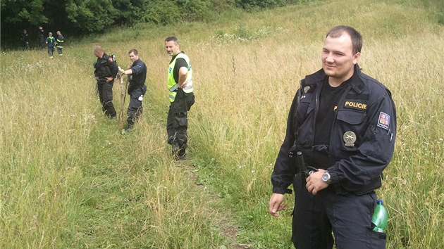 Ped druhou odpoledne dorazily dv dv pátrací skupiny lesem a do mstské