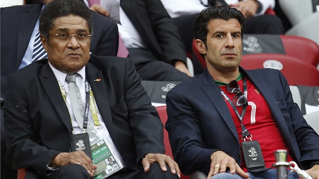 LEGENDY V HLEDITI. Slavn osobnosti portugalskho fotbalu: Eusebio (vlevo) a Luis Figo