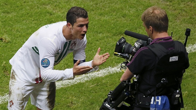 NCO PRO PUBLIKUM. Ronaldo baví televizní diváky, slaví pímo ped kamerou.