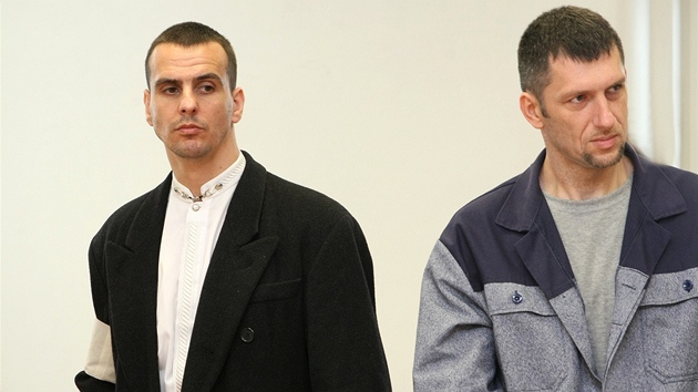 Martin Foltn (vlevo) a Roman Motik u soudu v Jihlav.