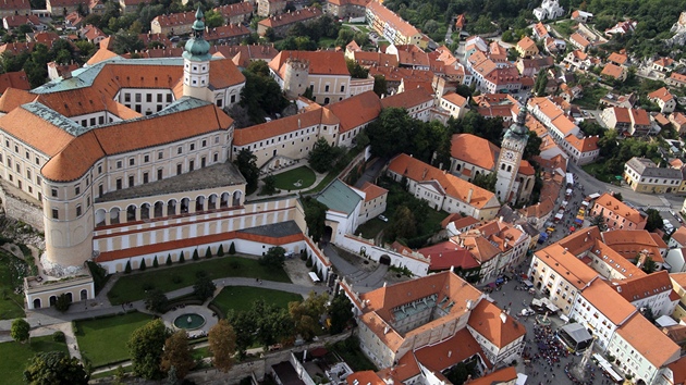 Letecký pohled na Mikulov a jeho zámek. 