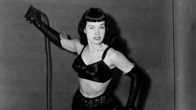 Kdy se rozzlobím... Legendární fotka pin-up Bettie Page v roli dominy