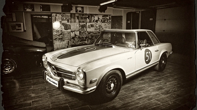 Mercedes-Benz W113 230 SL z roku 1963 získal díky neobvyklému tvaru stechy...