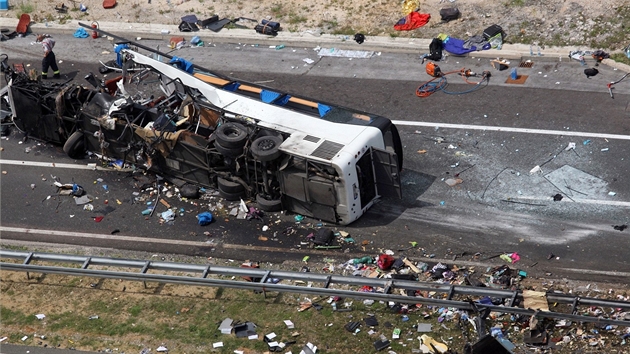 Nehoda eskho autobusu na chorvatsk dlnici A1, pi n zahynulo osm lid a 44 se zranilo (23. ervna 2012)