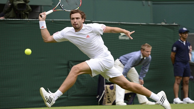 JET KOUSEK. Ernests Gulbis v utkání prvního kola Wimbledonu proti Tomái