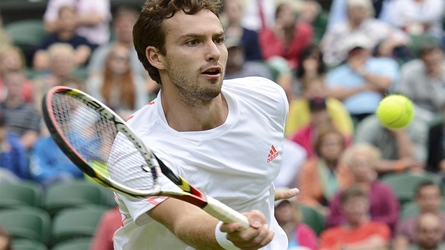 TAKHLE NJAK. Ernests Gulbis v utkání prvního kola Wimbledonu proti Tomái