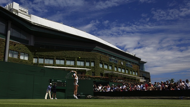 SERVIS. Lucie afov podv v utkn prvnho kola Wimbledonu.