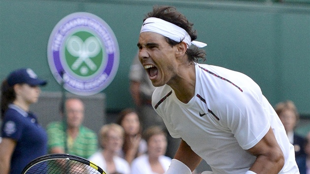 EMOCE. Rafael Nadal v utkání druhého kola  Wimbledonu proti Lukái Rosolovi.