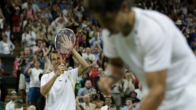 DKUJU! Luká Rosol dkuje londýnskému publiku, poraený Rafael Nadal si balí...