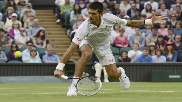 TO ZVLÁDNU. Novak Djokovi v utkání tetího kola Wimbledonu proti Radku