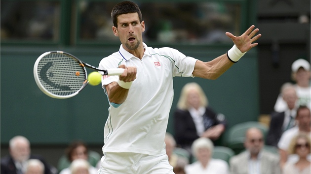 TAKHLE TO UMÍM. Novak Djokovi v utkání tetího kola Wimbledonu proti Radku