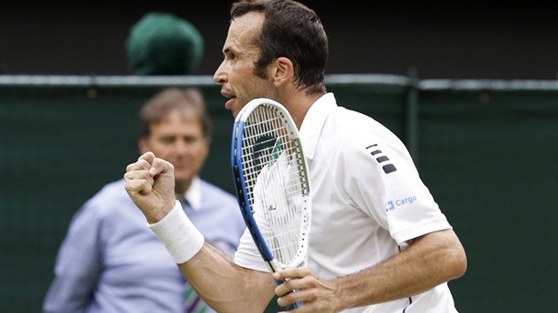 TAKHLE JO! Radek Štěpánek se povzbuzuje v utkání třetího kola Wimbledonu proti TAKHLE JO! Radek Štěpánek se povzbuzuje v utkání třetího kola Wimbledonu proti