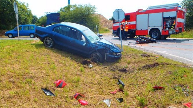 V Kostelci nad ernými Lesy se v nedli srazilo osobní auto s motorkou. idi...