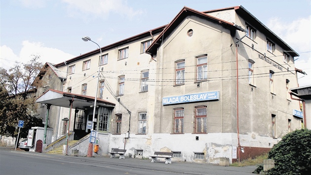 Budova nádraí v Mladé Boleslavi je jednou z osmi, která má být opravena. (Ilustraní snímek)