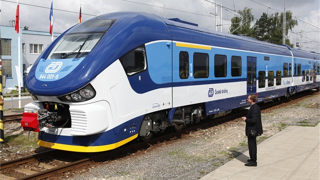 Polsk vlaky Pesa Link II, kter budou v esku jezdit pod nzvem RegioShark, pi prezentaci na testovacm okruhu ve Velimi.