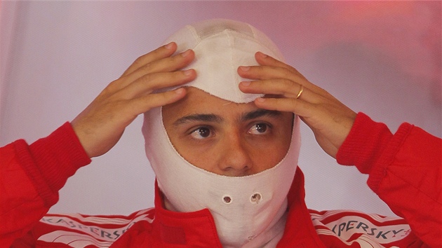 U SE CHYSTÁM. Brazilský pilot Felipe Massa se pipravuje ped sobotním