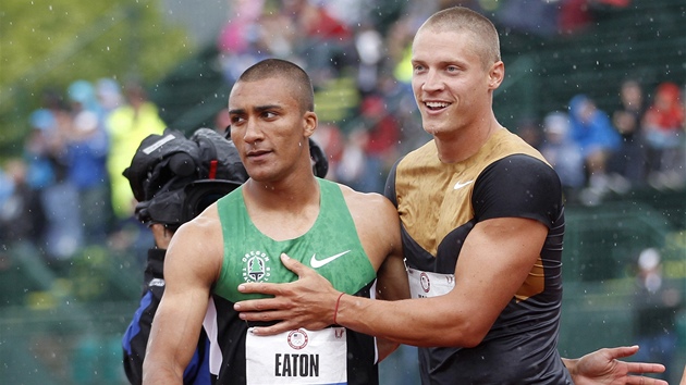 Ashton Eaton (vlevo) a Trey Hardee pi americk olympijsk kvalifikaci v Eugene. 