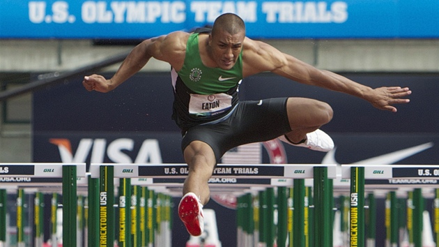 Ashton Eaton finiuje na trati 110 metr pekek pi olympijsk kvalifikaci v Eugene. 