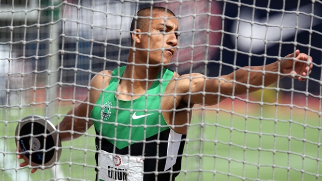 Ashton Eaton v diskaském kruhu pi olympijské kvalifikaci v Eugene. 