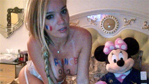 Francouzská pornohereka Virginie Caprice tipuje výsledky fotbalového Eura.
